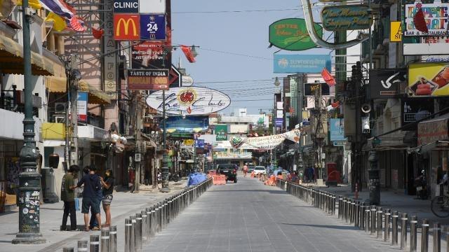 清迈中心路段某当铺周围,一位外籍白叟在向民众发放大米和日子必需品 清迈中心路段某当铺周围,一位外籍白叟在向民众发放大米和日子必需品