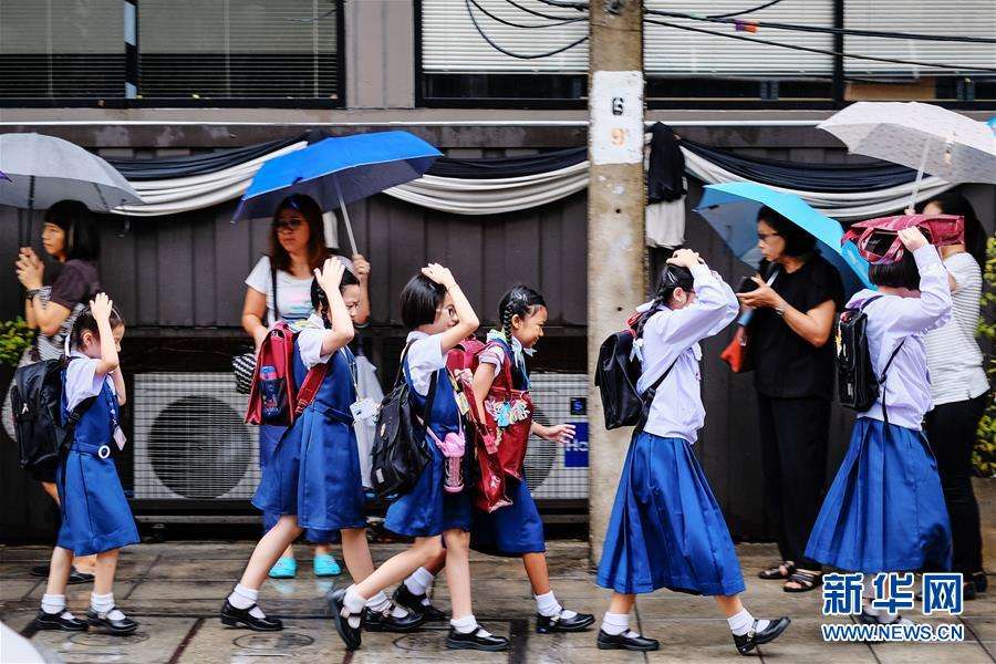 泰国宋卡府集市一角，幼小身影，骑着三轮，单独卖菜