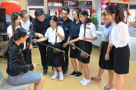 泰国宋卡府集市一角，幼小身影，骑着三轮，单独卖菜