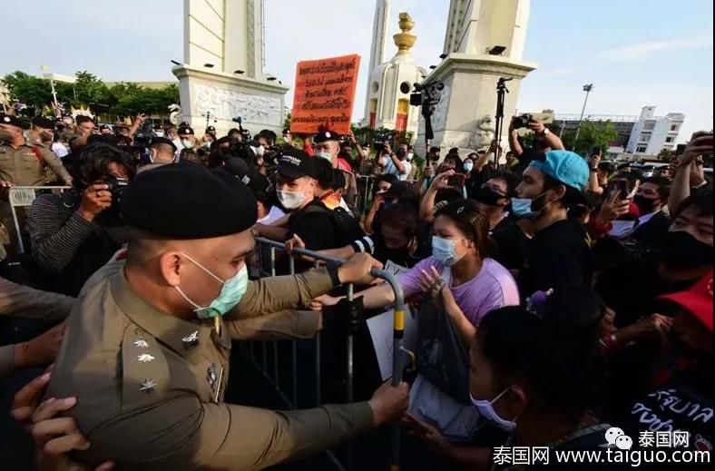泰国“解放青年团”(Free YOUTH)与泰国国家学生会安排数千名“黑衣青年 泰国“解放青年团”(Free YOUTH)与泰国国家学生会安排数千名“黑衣青年