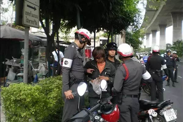 泰国东北部黎逸府某偏远路段一名女子脸部浮肿浑身是血四肢多处骨折