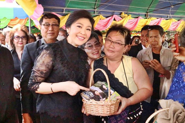 泰国前总理英拉为名寺佛像贴金,民众热情赠送新年礼!