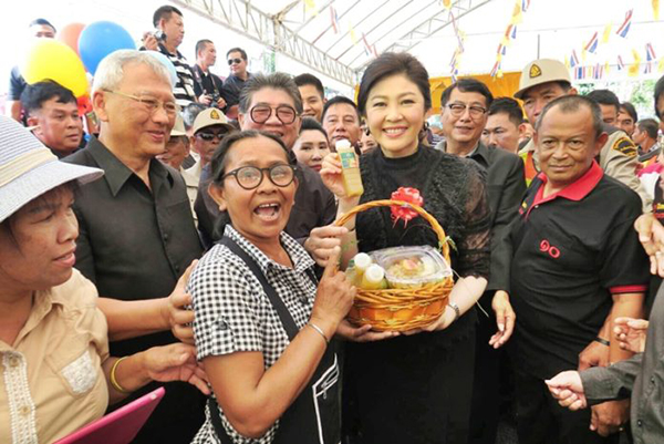 泰国前总理英拉为名寺佛像贴金,民众热情赠送新年礼!