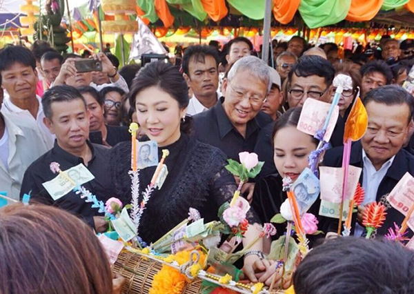 泰国前总理英拉为名寺佛像贴金,民众热情赠送新年礼!