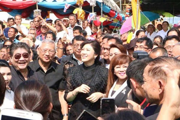 泰国前总理英拉为名寺佛像贴金,民众热情赠送新年礼!