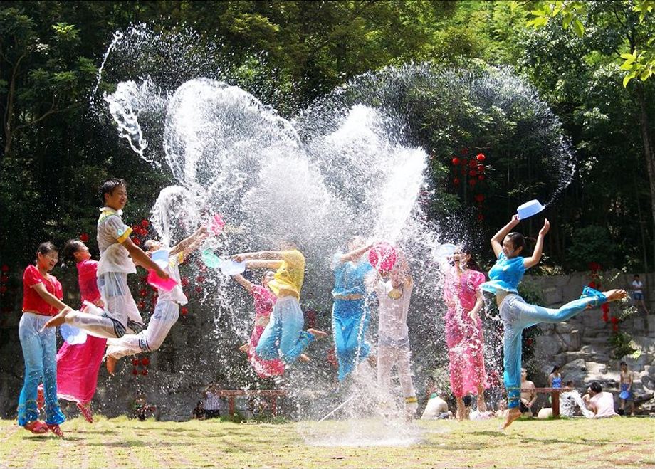 泰国4月13日宋干节庆祝活动开启