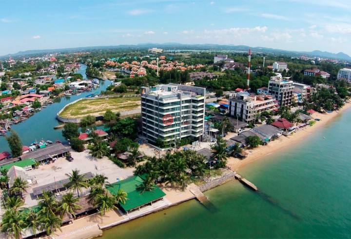 春武里府Chonburi Province她的西南面是泰国湾